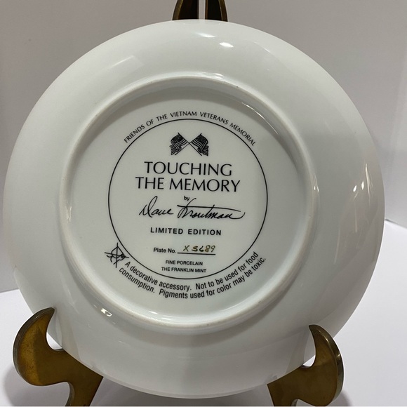 Franklin Mint "Touching the Memory" Vietnam Veterans Memorial Plate Troutman - Picture 4 of 5